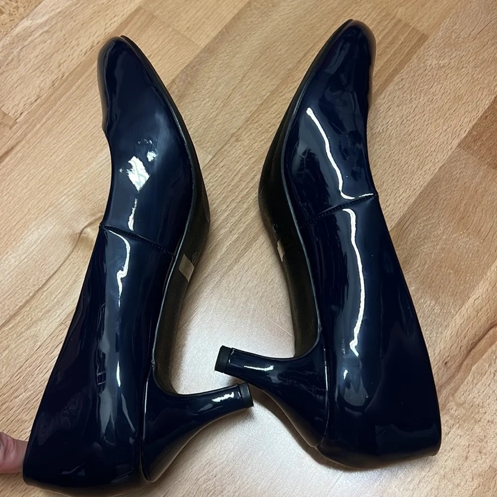 Brand new women’s navy blue heels size 12 - Picture 2 of 3